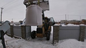 Засыпаю топливо в подвал