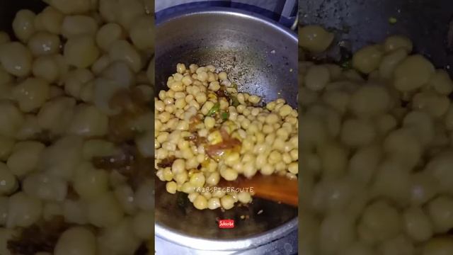 Spicy and Healthy Snack: Chana Chaat 🥣 #chanachaat #chickpearecipe #indianstreetfood #shorts #food смотреть онлайн
