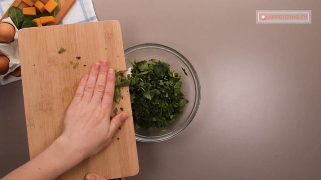 Roll spinach and cheese cream in the chicken breast. The outcome is amazing! смотреть онлайн