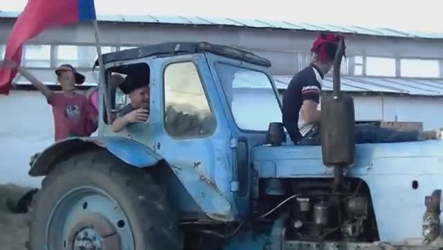 Едем в соседнее село на дискотеку смотреть онлайн