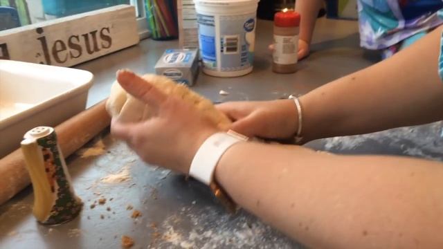 Two Ingredient Dough Cinnamon Rolls смотреть онлайн