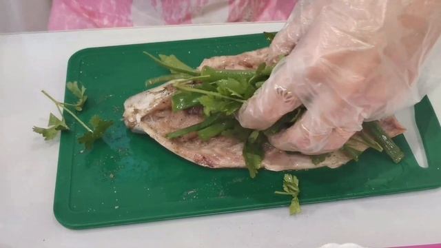 Запеченная скумбрия с зеленью смотреть онлайн