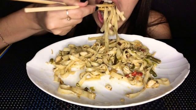 АСМР Wok Удон с цыплёнком и овощами || ASMR Wok Udon with chicken and vegetables смотреть онлайн