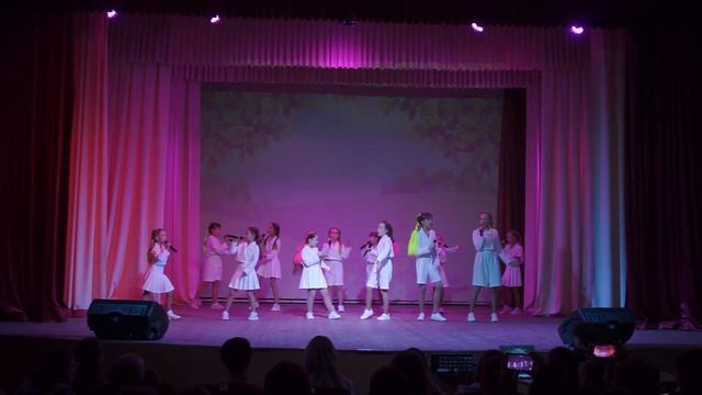 Эстрадный ансамбль " Карусель" - Я у бабушки живу смотреть онлайн