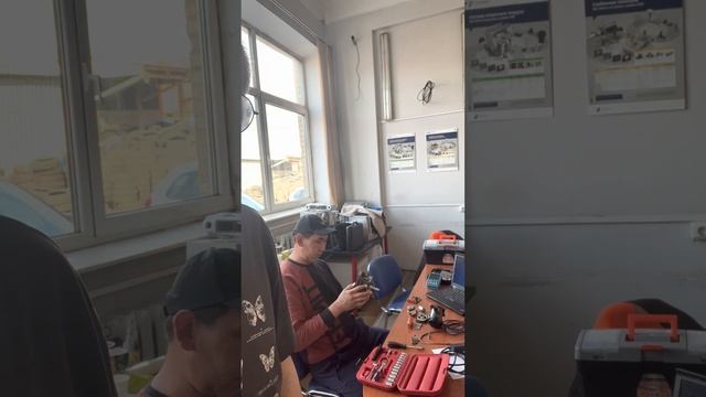 Буян из Тувы на практике диагностики и ремонта пневматического модулятора тормозов