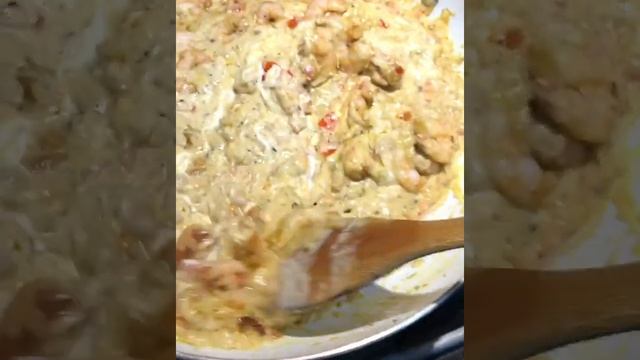 Listen to the SIZZLE! Creamy Shrimp Pasta Sauce 🍝🧀🍤#shorts . смотреть онлайн