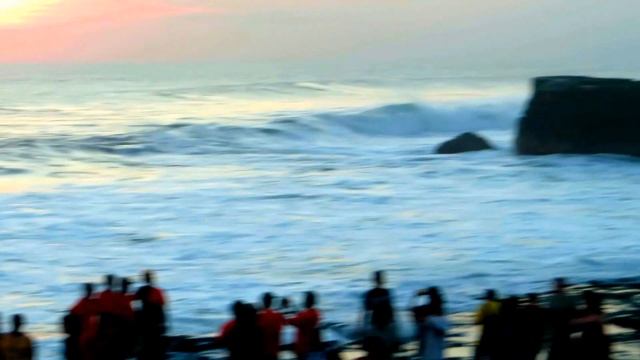 Waves hitting cliff at Tanah Lot, Bali, Indonesia смотреть онлайн