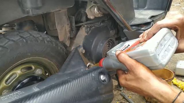 Changing Engine Oil + Gear Oil for Motor Scooter Dio just Rs 300 /- смотреть онлайн