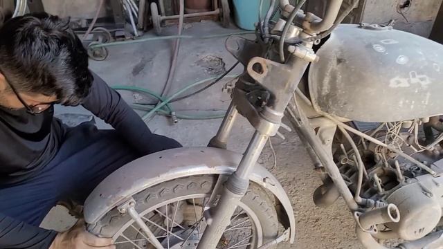 CAÇADORES DE RELÍQUIAS! ENCONTREI MOTO VIÚVA NEGRA RD 350 1974 PARADA A MAIS DE  20 ANOS EM CAÇADA!