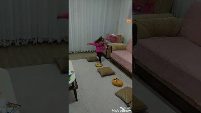 Maymun Cuk One Monkey Jamping On The Floor😁😆 Одна обезьянка скачет по полу😁🐒🙈 😆