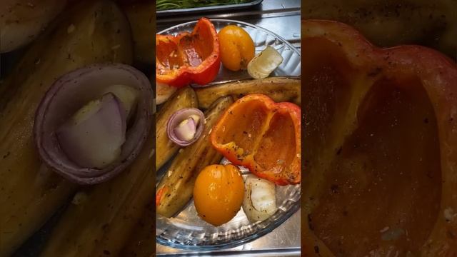 Салатик из запечённых овощей 🌶🍆🧅🧄🍅 заправка: оливковое масло, рисовый уксус, сок лимона, 🧄👌 смотреть онлайн