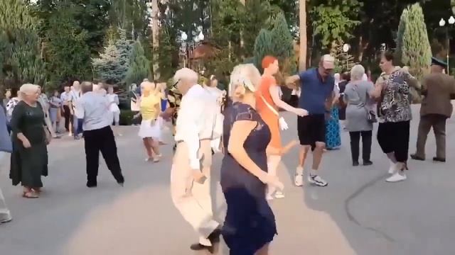 БІЛІ ТРОЯНДИ!!!! ЯРКИЕ МОМЕНТЫ,ПАРК ГОРЬКОГО,ХАРЬКОВ!!! смотреть онлайн
