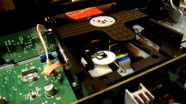 DENON DCD-520AE (Sanyo SF-P101N). Обзор и профилактика CD проигрывателя. смотреть онлайн