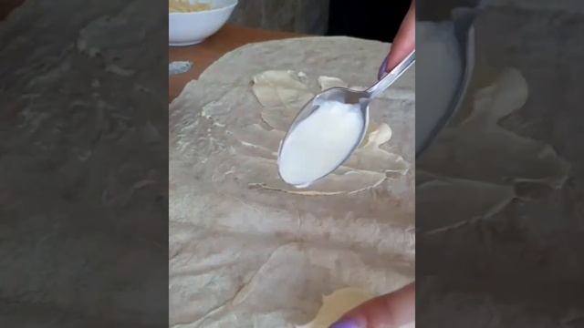 Вкуснейший рулет из ПОМИДОРА СЫРА И ЗЕЛЕНИ🌯 смотреть онлайн