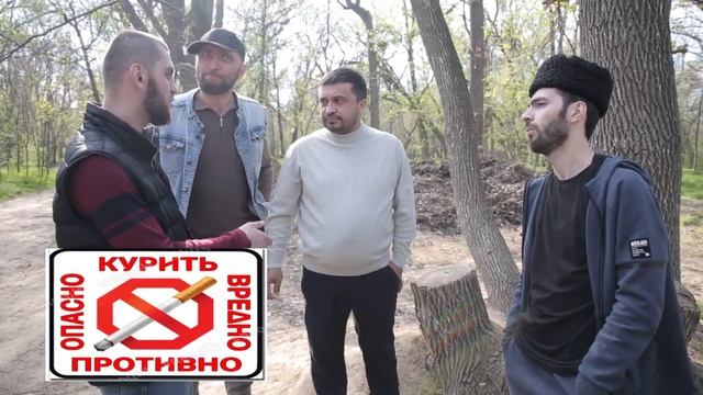 КУРИТ ПЕРЕД ВСЕМИ И ДАЖЕ НЕ СТЫДНО.