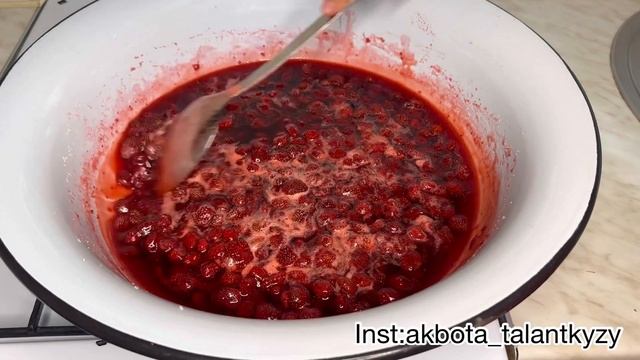 Құлпынайдан варенье жасау.Клубничное варенье| СЕКРЕТ приготовления красивого и вкусного варенья. смотреть онлайн