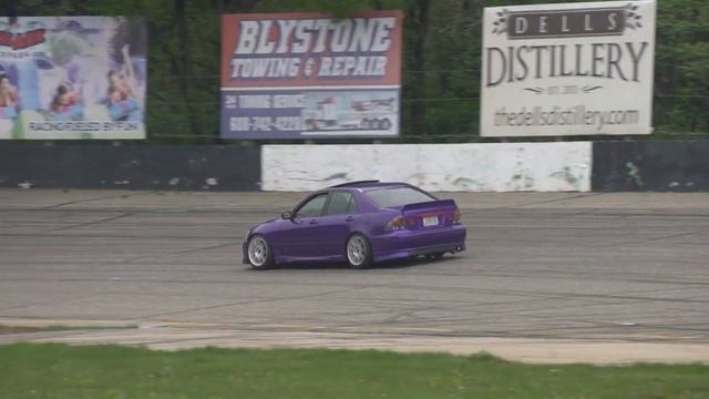 Lexus IS300 Drifting