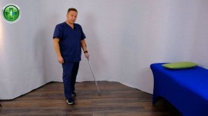 Нарушение походки после инсульта. Выпадает назад бедро парализованной ноги, переразгибает колено.