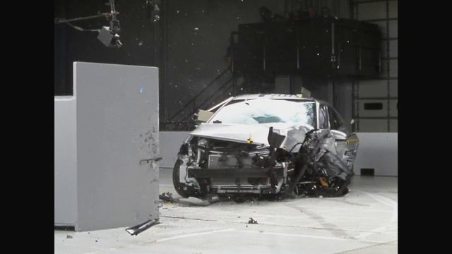 2012 Toyota Camry small overlap IIHS crash test (full footage) смотреть онлайн