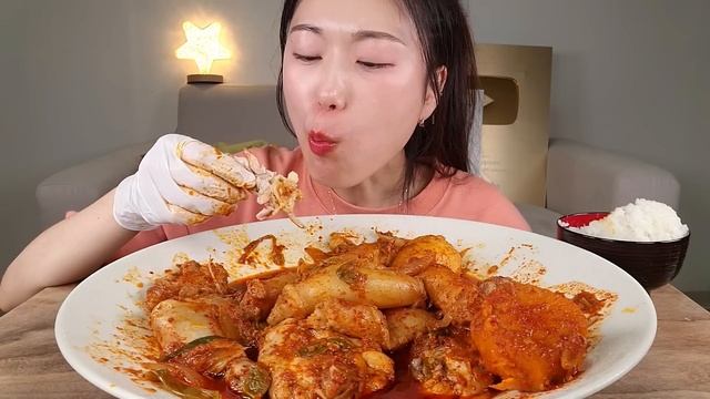 ASMR 통통한 통대창 넣은 밥도둑 닭볶음탕 리얼먹방 :) Braised Spicy Chicken , the beef tripe MUKBANG смотреть онлайн