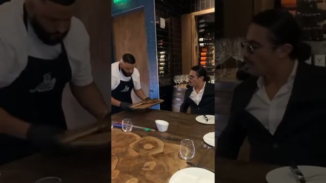 Djkhaled 🔥🥩 Vs Турецкий повар Legend Стейк Nus_ret Кто круче ? смотреть онлайн