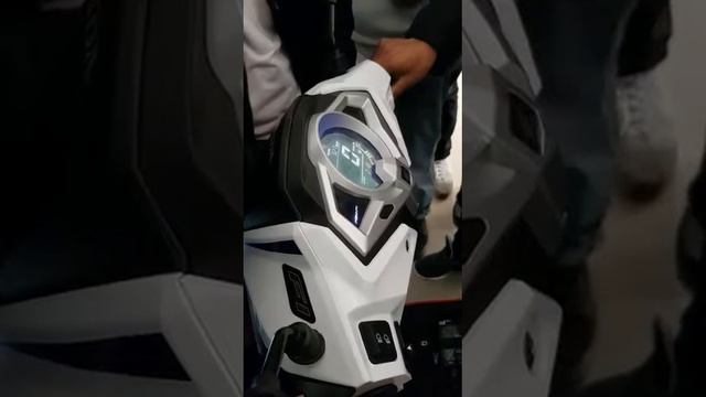 Honda elite scooter inyectada, con tres modos de conducción dependiendo de la altitud del lugar смотреть онлайн