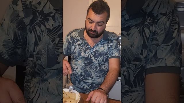 РЕАКЦИЯ ТУРКА НА ВАРЕНИКИ С КАПУСТОЙ И СМЕТАНОЙ #турция #мерсин #мерсинтурция #еда #mersin #turkey смотреть онлайн
