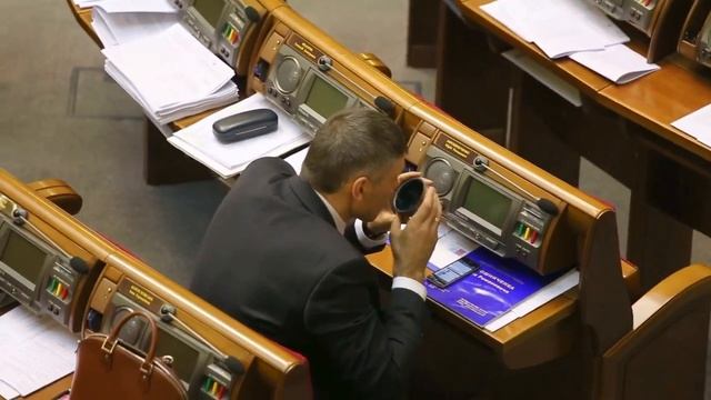 Регионал Мирошниченко ест борщ в зале Парламента смотреть онлайн