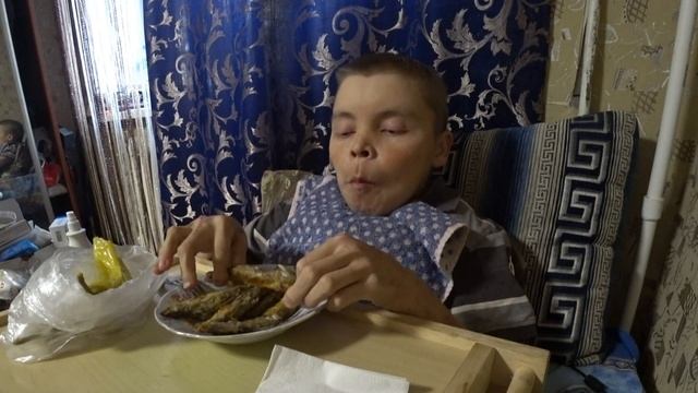 Весь день Ем продукты которые мне привезла мама смотреть онлайн