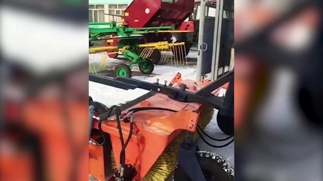 Коммунальная щётка с гидроприводом смотреть онлайн