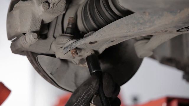 Hvordan bytte foran bærekule på TOYOTA СOROLLA E120 BRUKSANVISNING | AUTODOC смотреть онлайн