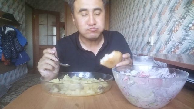 обед: Картошка с мясом & летний салат.