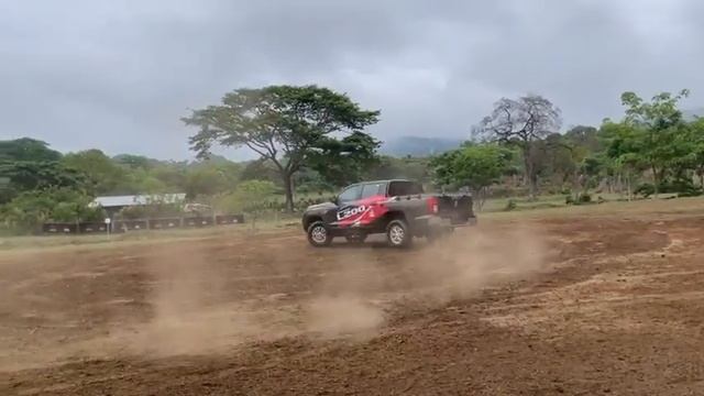 Mitsubishi Pickup L200 Motor de 2.4L turbo diésel intercooler, bloqueo diferencial trasero смотреть онлайн