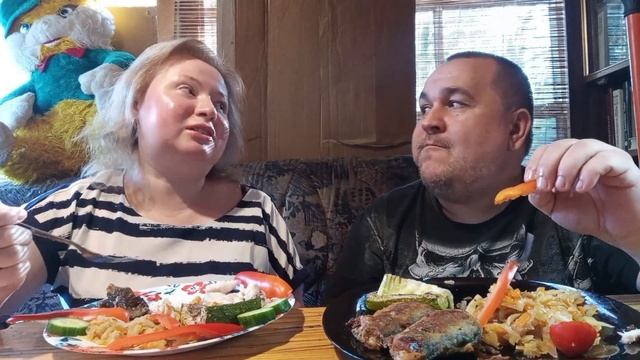 Обжор минтай жареный | Мукбанг рыба отварная с тушеной капустой и баклажанами смотреть онлайн
