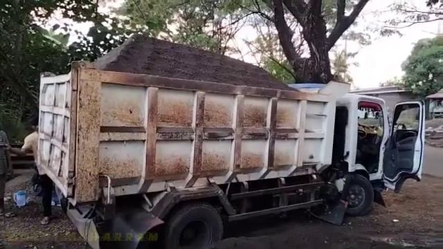 Mobil truk Isuzu giga muatan pasir super full bak bongkar muatan di penampungan смотреть онлайн