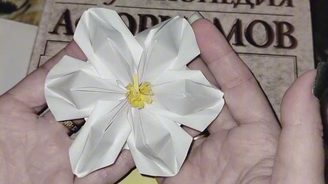 Как сделать красивый цветок из бумаги. Поделки из бумаги. Цветы из бумаги.