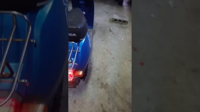 ホンダイブ　eve キックがないスクーター。セル一発でました。和製Vespa　可愛らしいバイクです。 смотреть онлайн