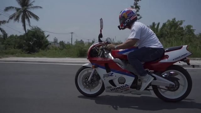 HONDA CBR400RR NC29 смотреть онлайн