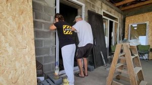 Устанавливаем входную дверь в фасад из пенопласта. We install the entrance door in the foam facade