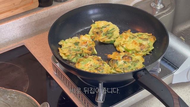 해물파전 (feat. 양파절임) | Seafood green onion pancake (haemul-pajeon) смотреть онлайн