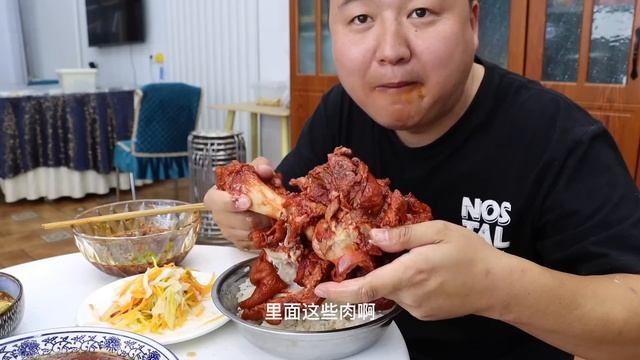 一整根大猪肘，阿强做“虎皮肘子”，入口即化肥而不腻｜Mukbang【cram阿强】 смотреть онлайн