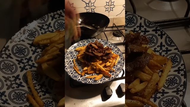 #shorts картошка #фри 🍟 с #мясом и #огурцы #кулинар с #помидорами смотреть онлайн