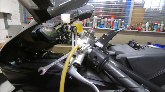 Ducati clutch fluid flush and bleed and lever freeplay discussion for radial master cylinders. смотреть онлайн