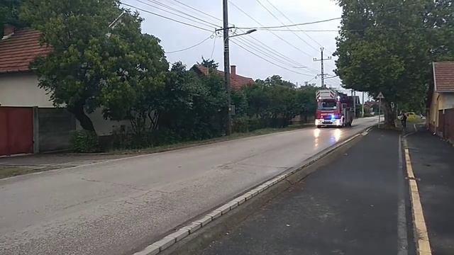 Magasból mentő tűzoltóautó vonul Szentesen смотреть онлайн
