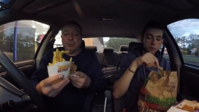 Hungry Jack’s Quarter Deluxe Burger + 18 Nuggets And Medium Chips Review смотреть онлайн