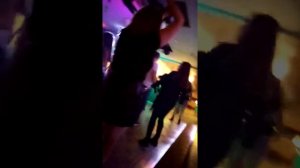 Парень классно спел в караоке