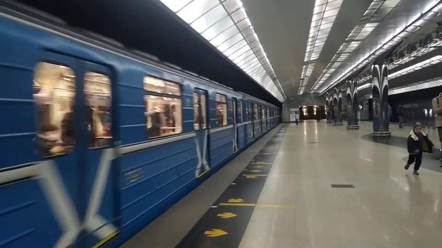 Состав 81-717/714.5 прибывает на станцию "Чкаловская". Екатеринбургский метрополитен смотреть онлайн