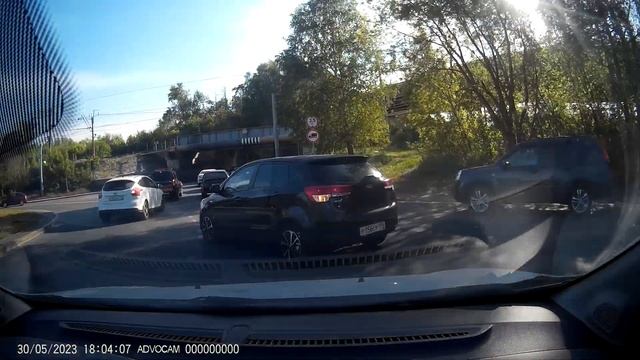 Mazda М852ЕС196 съезд с круга с центра и интересный комментарий пассажира смотреть онлайн