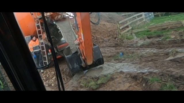 Hitachi ZX130-6 Filling foundations with Concrete Pouring Bucket смотреть онлайн