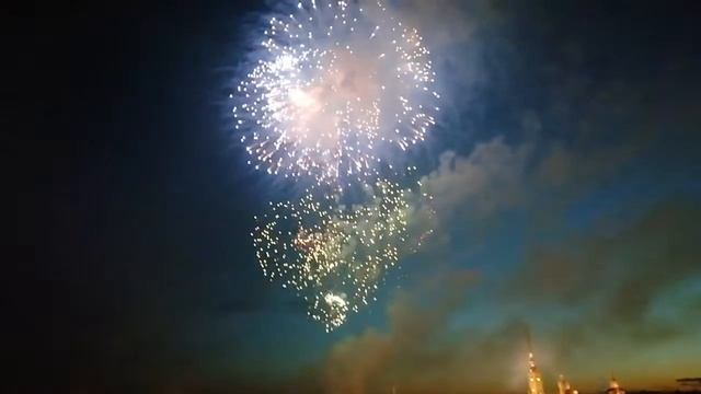 Шикарный фейерверк на день ВМФ в Питере смотреть онлайн